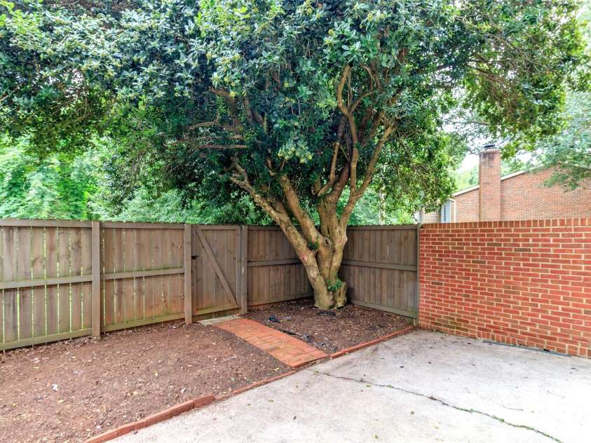 8300 Knights Bridge Road, Charlotte, NC 28210.  MLS# CAR4361644, YatesRealty ID 10629. 