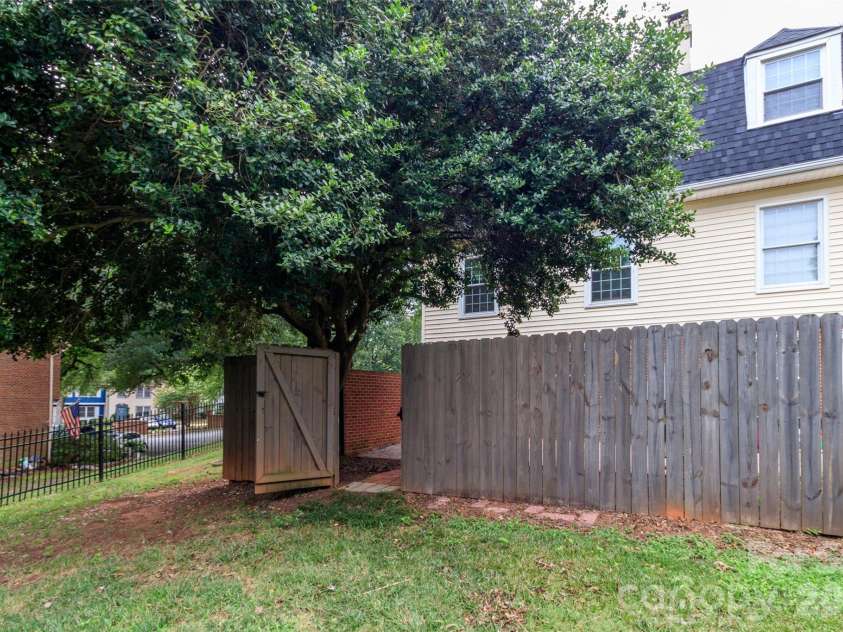 8300 Knights Bridge Road, Charlotte, NC 28210.  MLS# CAR4361644, YatesRealty ID 10629. 