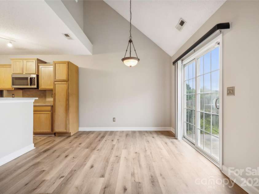 14131 Bernardy Lane, Charlotte, NC 28269.  MLS# CAR4164903, YatesRealty ID 10632. Breakfast area