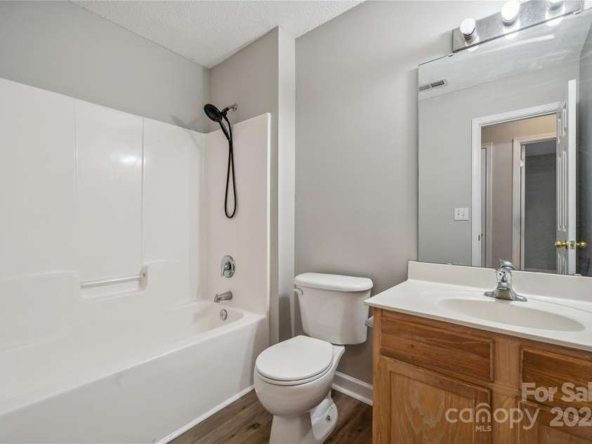 14131 Bernardy Lane, Charlotte, NC 28269.  MLS# CAR4164903, YatesRealty ID 10632. Upstairs full bathroom