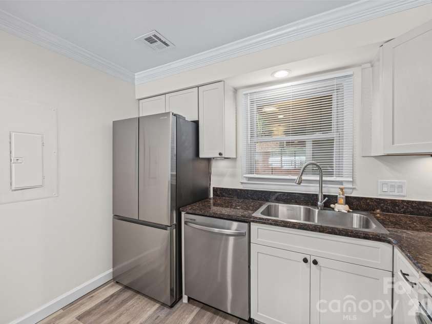 7332 Lakefront Drive, Charlotte, NC 28278.  MLS# CAR4394925, YatesRealty ID 10632. 