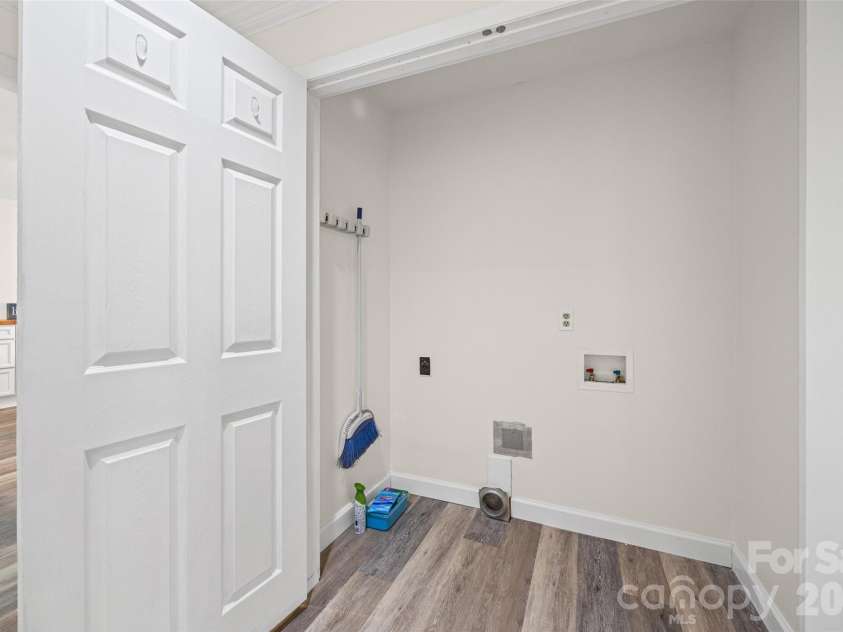 7332 Lakefront Drive, Charlotte, NC 28278.  MLS# CAR4394925, YatesRealty ID 10632. 