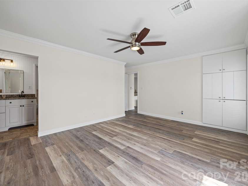 7332 Lakefront Drive, Charlotte, NC 28278.  MLS# CAR4394925, YatesRealty ID 10632. 