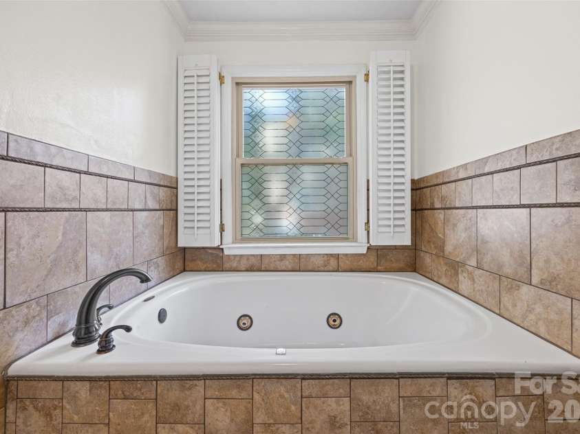 7332 Lakefront Drive, Charlotte, NC 28278.  MLS# CAR4394925, YatesRealty ID 10632. 