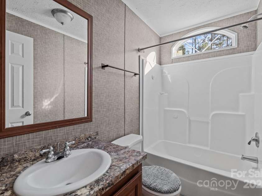 1266 Scott Road, Kershaw, SC 29067.  MLS# CAR4238168, YatesRealty ID 10635. 2nd Hallway Bathroom
