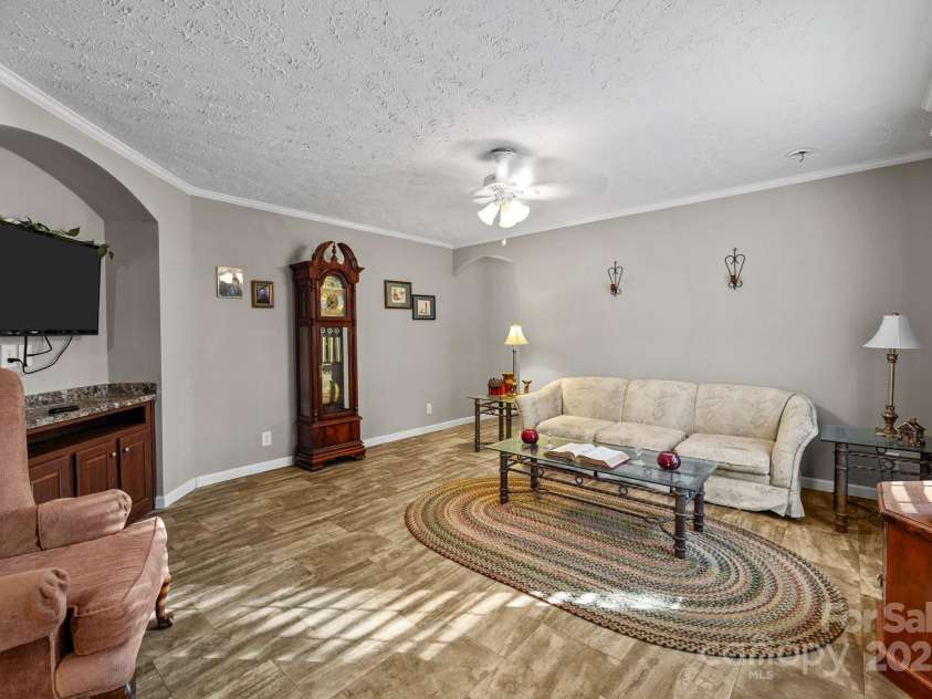 1266 Scott Road, Kershaw, SC 29067.  MLS# CAR4238168, YatesRealty ID 10635. Living Room