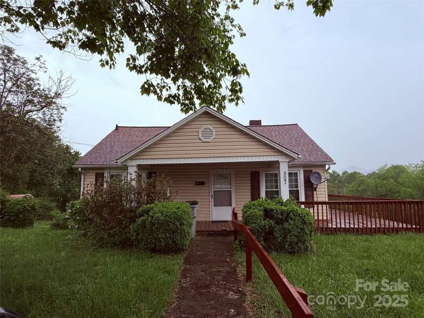 507 Jennings Street, Lenoir, NC 28645.  MLS# CAR4249734, YatesRealty ID 10637. 