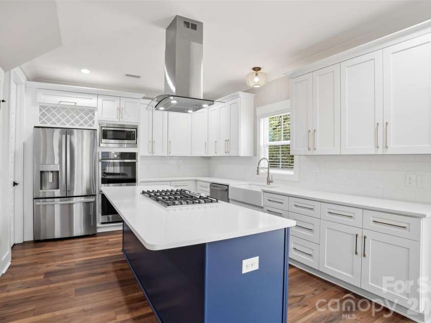 306 Lima Avenue, Charlotte, NC 28208.  MLS# CAR4363414, YatesRealty ID 10638. Custom kitchen