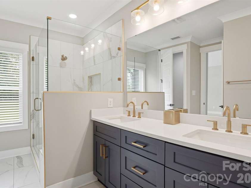 306 Lima Avenue, Charlotte, NC 28208.  MLS# CAR4363414, YatesRealty ID 10638. Dual vanities