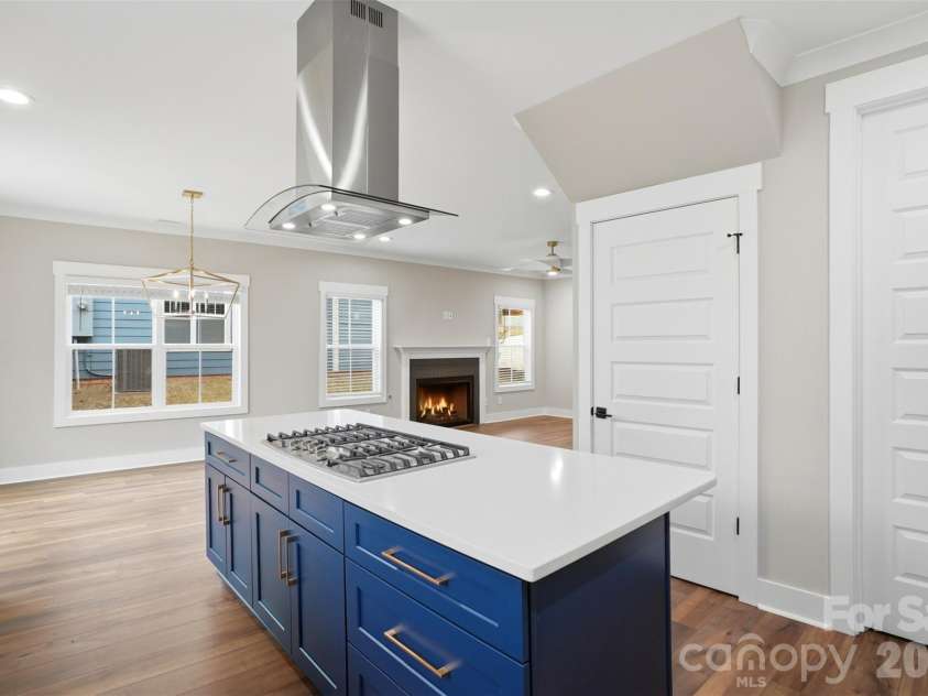 306 Lima Avenue, Charlotte, NC 28208.  MLS# CAR4363414, YatesRealty ID 10638. With gas range