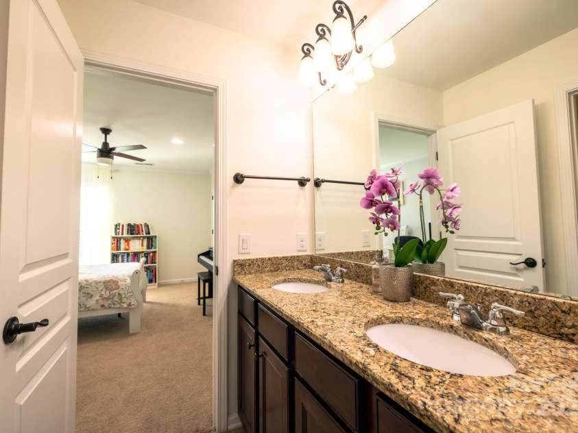 9825 Ardrey Woods Drive, Charlotte, NC 28277.  MLS# CAR4322315, YatesRealty ID 10638. Bathroom