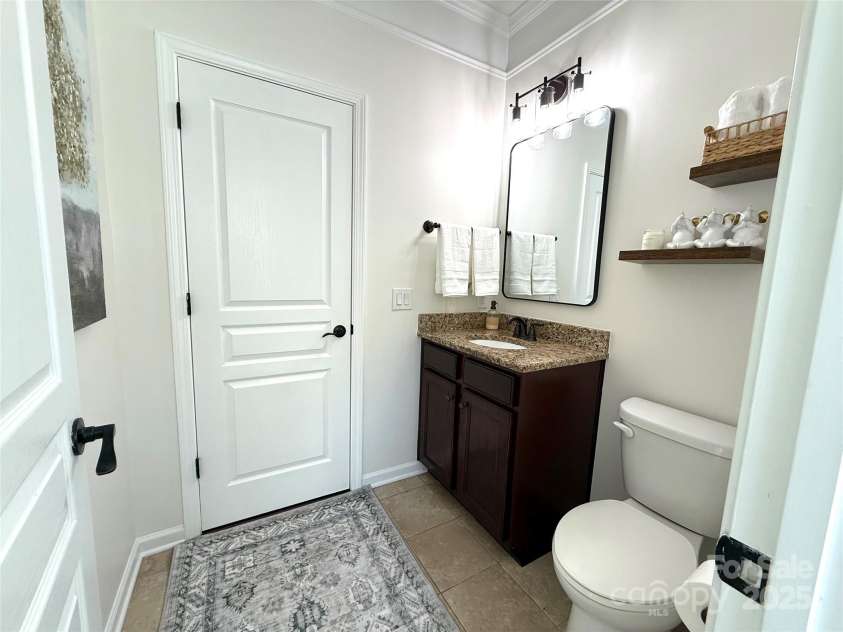 9825 Ardrey Woods Drive, Charlotte, NC 28277.  MLS# CAR4322315, YatesRealty ID 10638. Guest Bath