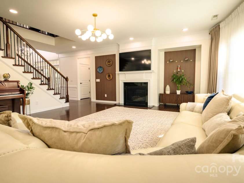 9825 Ardrey Woods Drive, Charlotte, NC 28277.  MLS# CAR4322315, YatesRealty ID 10638. Living Room