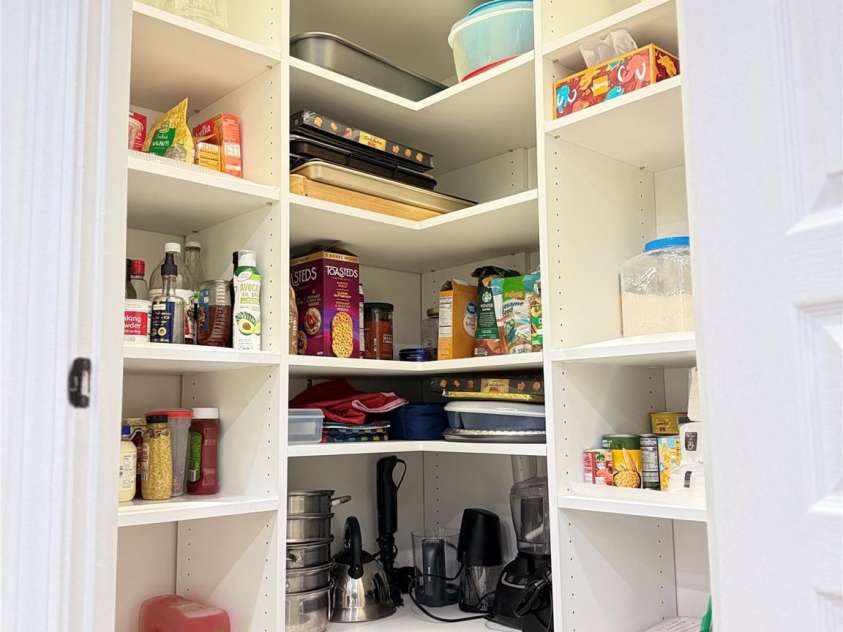 9825 Ardrey Woods Drive, Charlotte, NC 28277.  MLS# CAR4322315, YatesRealty ID 10638. Pantry