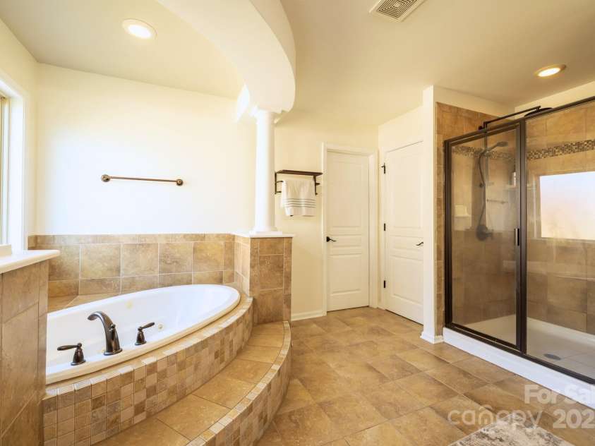 9825 Ardrey Woods Drive, Charlotte, NC 28277.  MLS# CAR4322315, YatesRealty ID 10638. Primary Bath