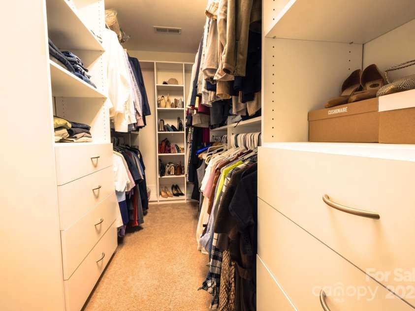 9825 Ardrey Woods Drive, Charlotte, NC 28277.  MLS# CAR4322315, YatesRealty ID 10638. Primary Closet