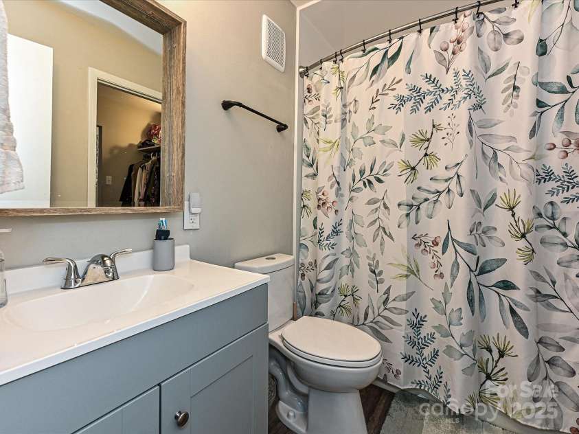 1615 Merry Oaks Road, Charlotte, NC 28205.  MLS# CAR4241209, YatesRealty ID 10640. Full Bath