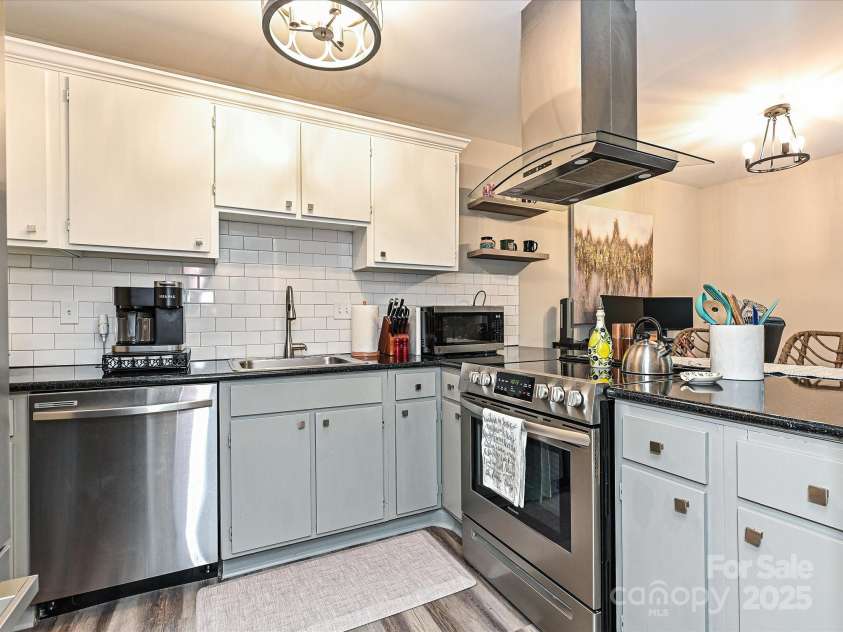 1615 Merry Oaks Road, Charlotte, NC 28205.  MLS# CAR4241209, YatesRealty ID 10640. Kitchen