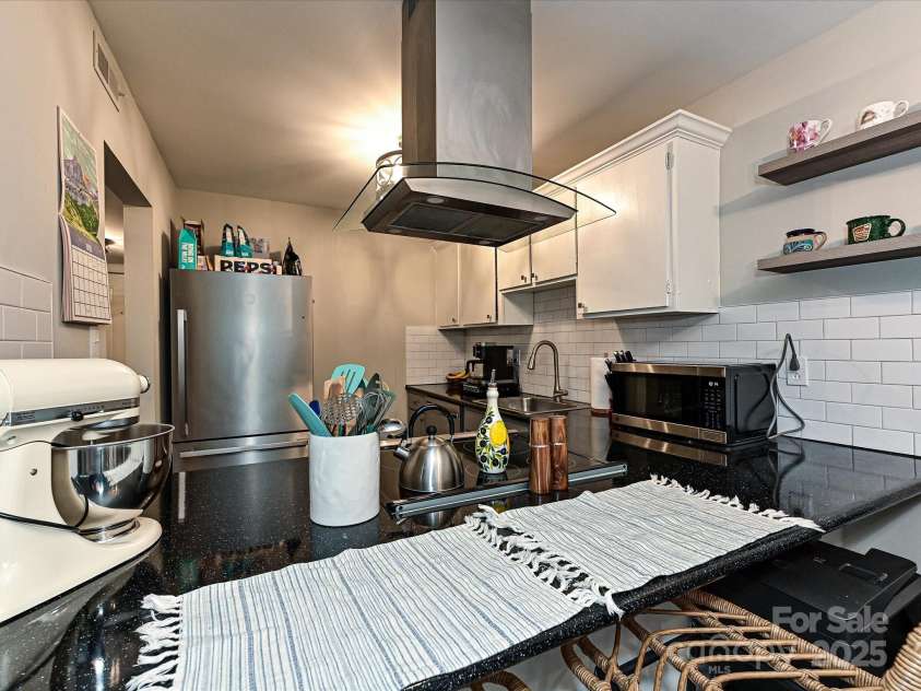 1615 Merry Oaks Road, Charlotte, NC 28205.  MLS# CAR4241209, YatesRealty ID 10640. Kitchen