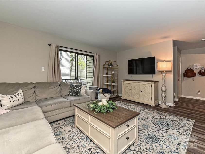 1615 Merry Oaks Road, Charlotte, NC 28205.  MLS# CAR4241209, YatesRealty ID 10640. Living Room