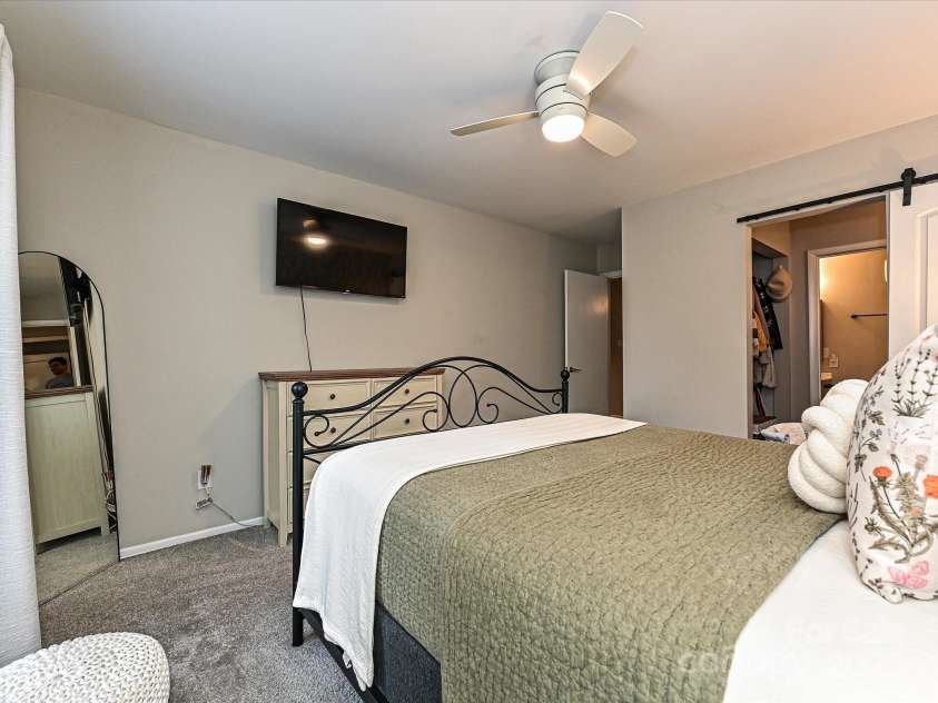 1615 Merry Oaks Road, Charlotte, NC 28205.  MLS# CAR4241209, YatesRealty ID 10640. Primary Bedroom