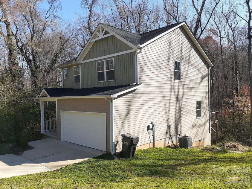 2019 Arapaho Drive, Charlotte, NC 28214.  MLS# CAR4359456, YatesRealty ID 10641. 