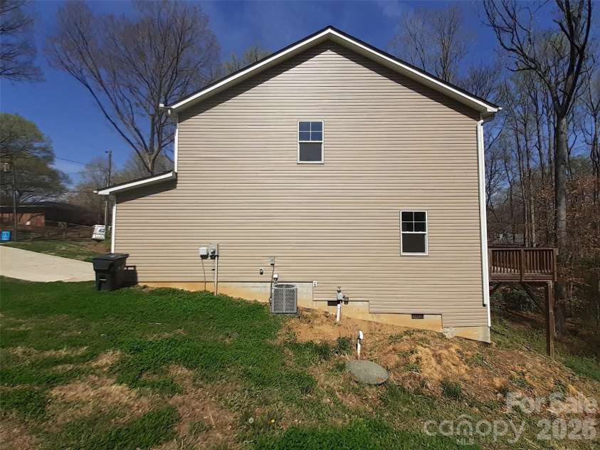 2019 Arapaho Drive, Charlotte, NC 28214.  MLS# CAR4359456, YatesRealty ID 10641. 