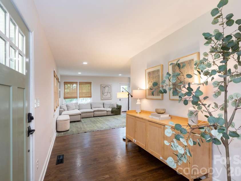 1305 Morningside Drive, Charlotte, NC 28205.  MLS# CAR4364091, YatesRealty ID 10642. Foyer