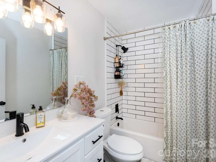 1305 Morningside Drive, Charlotte, NC 28205.  MLS# CAR4364091, YatesRealty ID 10642. Full 2nd Bath