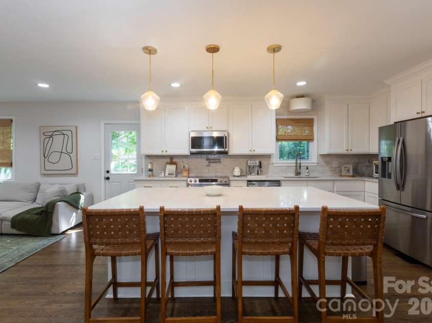 1305 Morningside Drive, Charlotte, NC 28205.  MLS# CAR4364091, YatesRealty ID 10642. Large Kitchen Island
