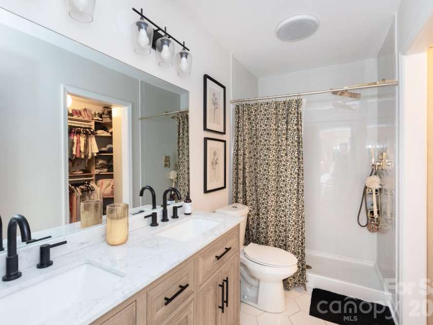 1305 Morningside Drive, Charlotte, NC 28205.  MLS# CAR4364091, YatesRealty ID 10642. Owner's Bath