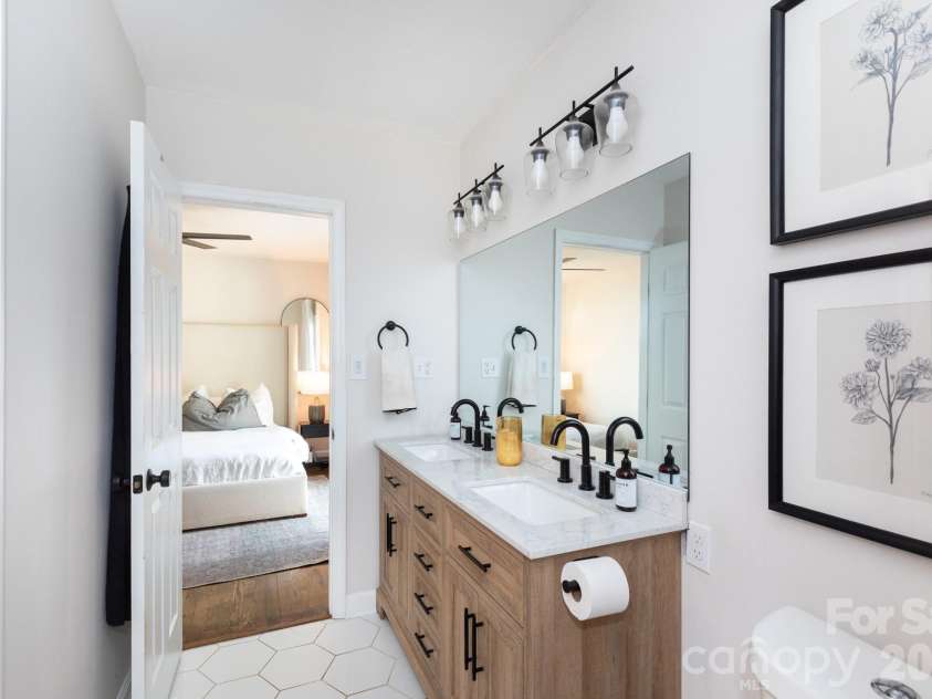 1305 Morningside Drive, Charlotte, NC 28205.  MLS# CAR4364091, YatesRealty ID 10642. Owner's Bath