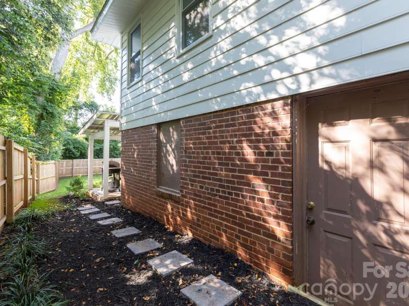 1305 Morningside Drive, Charlotte, NC 28205.  MLS# CAR4364091, YatesRealty ID 10642. Yard Access from Kitchen & Man Door to Basement
