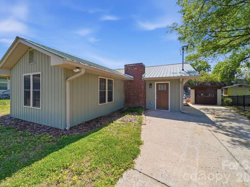 243 Shore Lane, Lexington, NC 27292.  MLS# CAR4343501, YatesRealty ID 10643. 