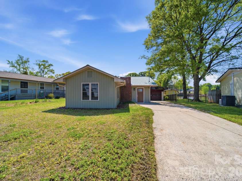 243 Shore Lane, Lexington, NC 27292.  MLS# CAR4343501, YatesRealty ID 10643. 