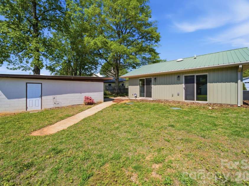 243 Shore Lane, Lexington, NC 27292.  MLS# CAR4343501, YatesRealty ID 10643. 