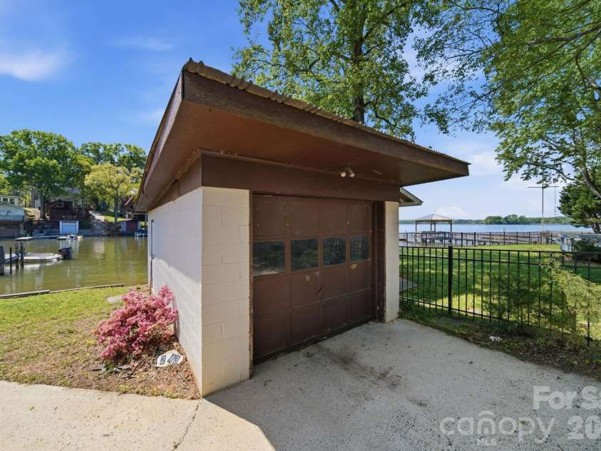 243 Shore Lane, Lexington, NC 27292.  MLS# CAR4343501, YatesRealty ID 10643. 