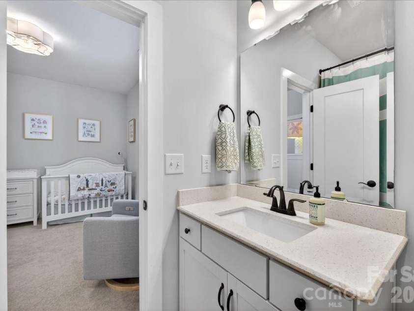 1510 Mcclintock Corners Alley, Charlotte, NC 28205.  MLS# CAR4363110, YatesRealty ID 10644. 2nd Full Bath