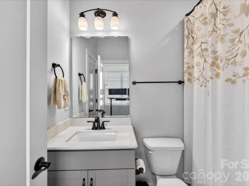 1510 Mcclintock Corners Alley, Charlotte, NC 28205.  MLS# CAR4363110, YatesRealty ID 10644. First Floor Full Bath