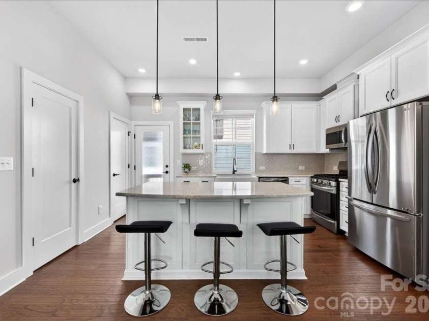 1510 Mcclintock Corners Alley, Charlotte, NC 28205.  MLS# CAR4363110, YatesRealty ID 10644. Island w/ Seating