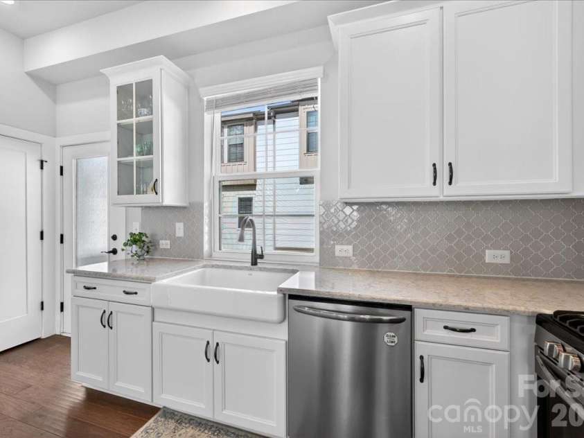 1510 Mcclintock Corners Alley, Charlotte, NC 28205.  MLS# CAR4363110, YatesRealty ID 10644. Kitchend & Balcony 