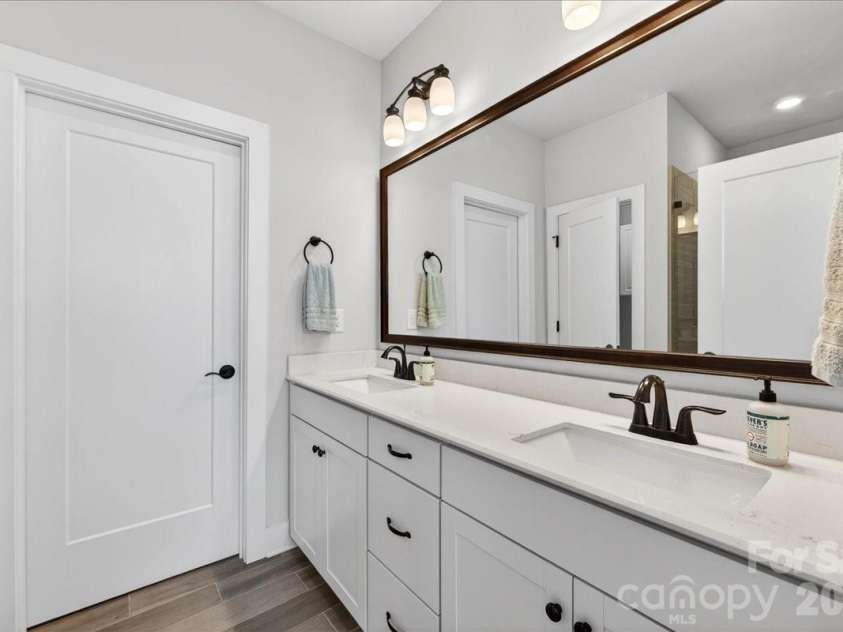 1510 Mcclintock Corners Alley, Charlotte, NC 28205.  MLS# CAR4363110, YatesRealty ID 10644. Primary Bath