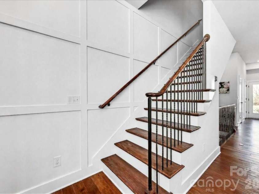 1510 Mcclintock Corners Alley, Charlotte, NC 28205.  MLS# CAR4363110, YatesRealty ID 10644. To Upper Level