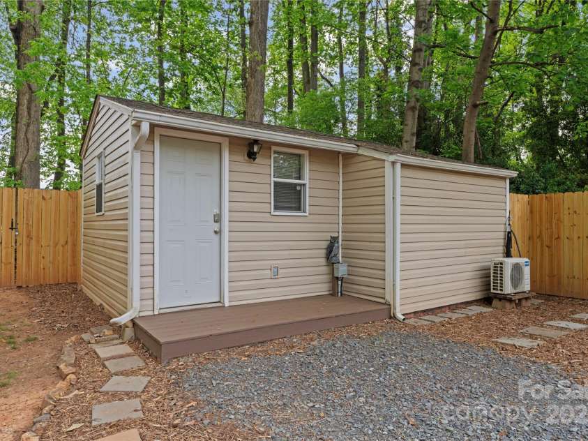 6721 Old Post Road, Charlotte, NC 28212.  MLS# CAR4232883, YatesRealty ID 10644. 