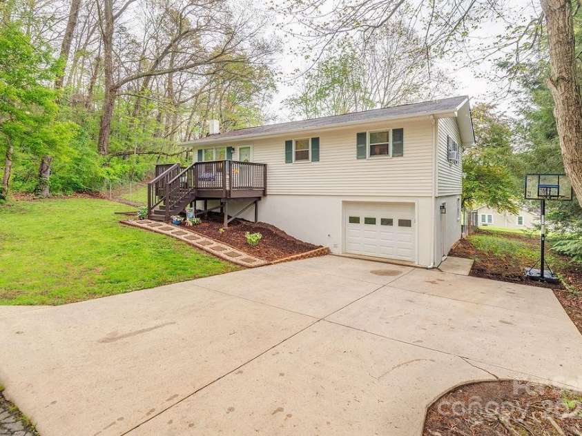 44 Arrowhead Street, Clyde, NC 28721.  MLS# CAR4251253, YatesRealty ID 10648. 