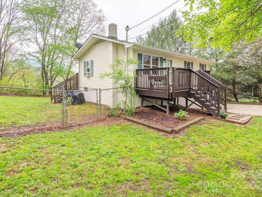 44 Arrowhead Street, Clyde, NC 28721.  MLS# CAR4251253, YatesRealty ID 10648. Large, level yard