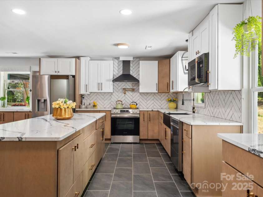 6724 Brushwood Drive, Charlotte, NC 28262.  MLS# CAR4244824, YatesRealty ID 10649. 