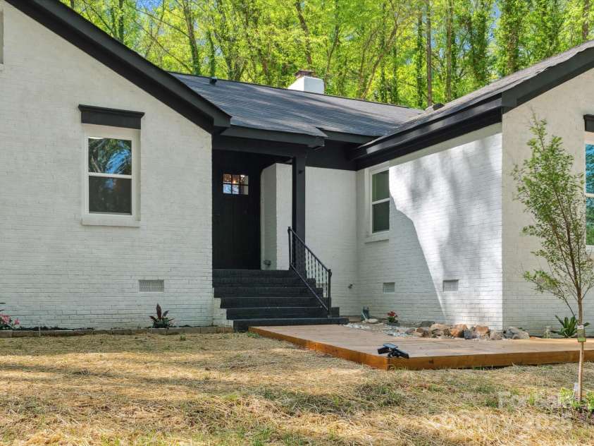 6724 Brushwood Drive, Charlotte, NC 28262.  MLS# CAR4244824, YatesRealty ID 10649. Front Entry