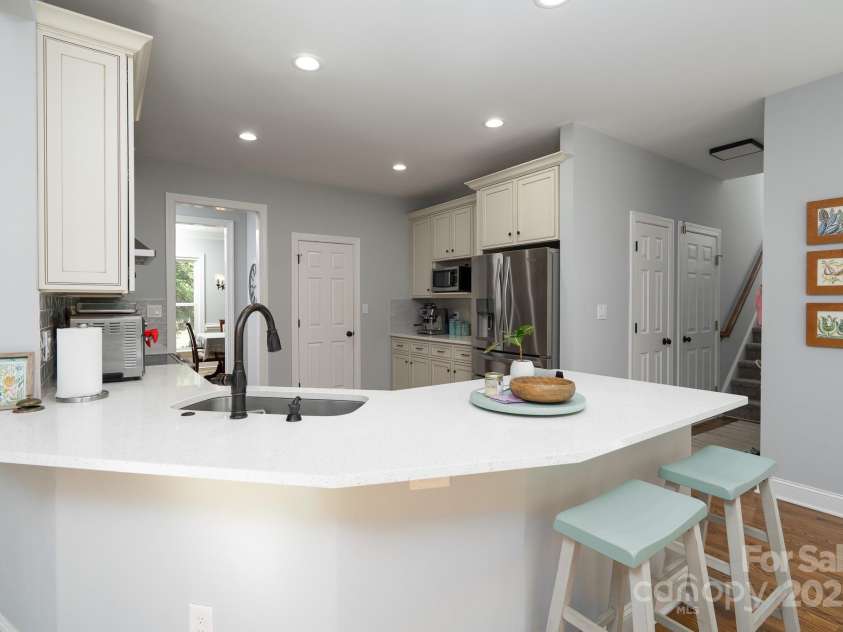 11823 Sir Francis Drake Drive, Charlotte, NC 28277.  MLS# CAR4283421, YatesRealty ID 1065. 