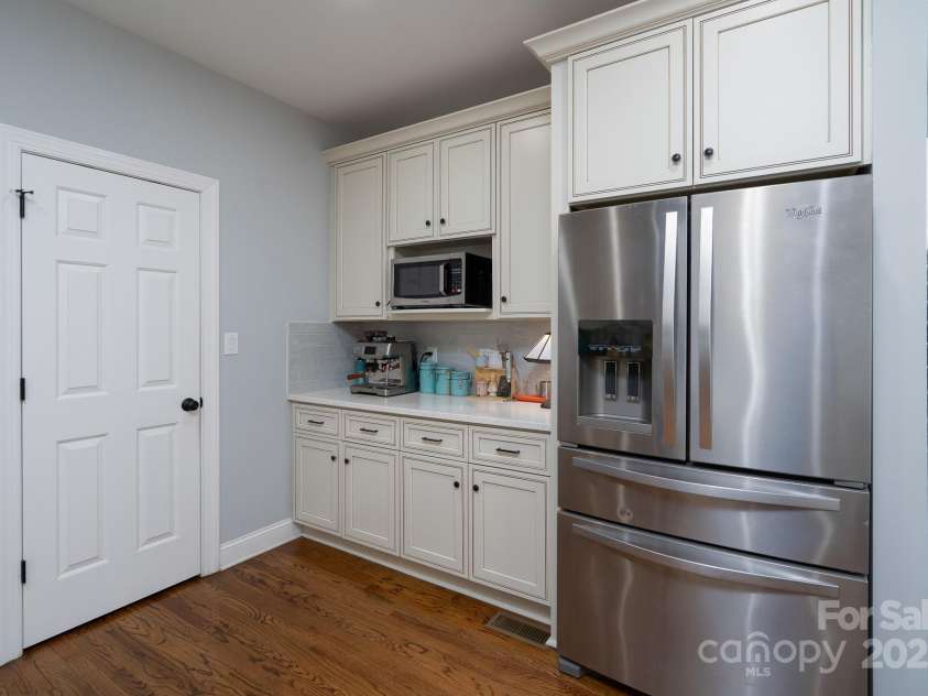 11823 Sir Francis Drake Drive, Charlotte, NC 28277.  MLS# CAR4283421, YatesRealty ID 1065. 